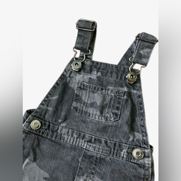 2/15• Denim camo overalls• Baby clothing•3-6 M - Picture 2 of 7